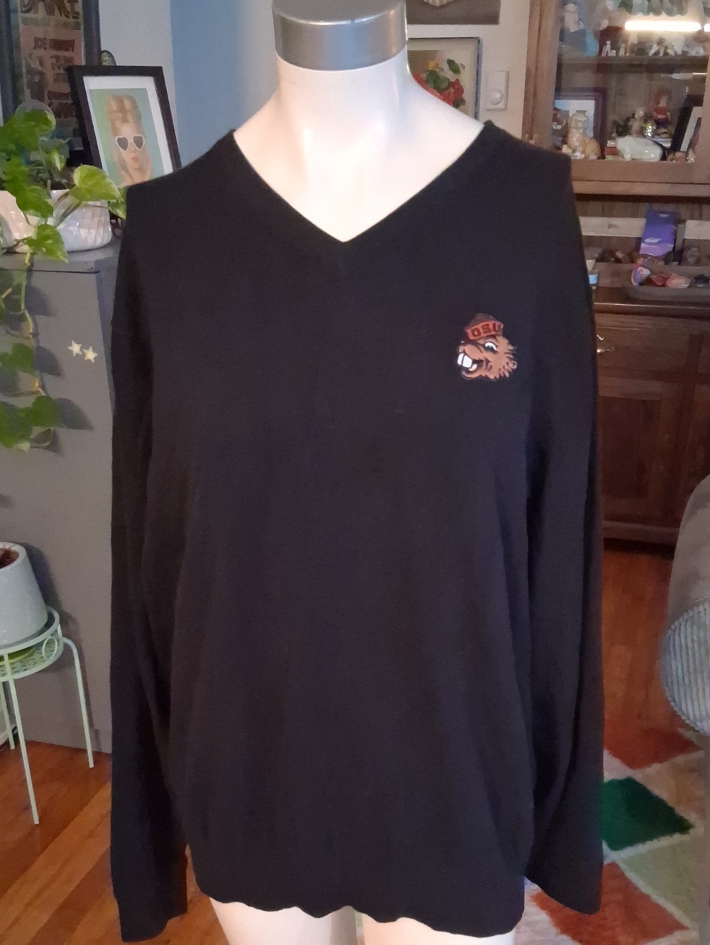 Oregon State BeaversBlack V-Neck Sweater with Embroidered Beaver Mascot